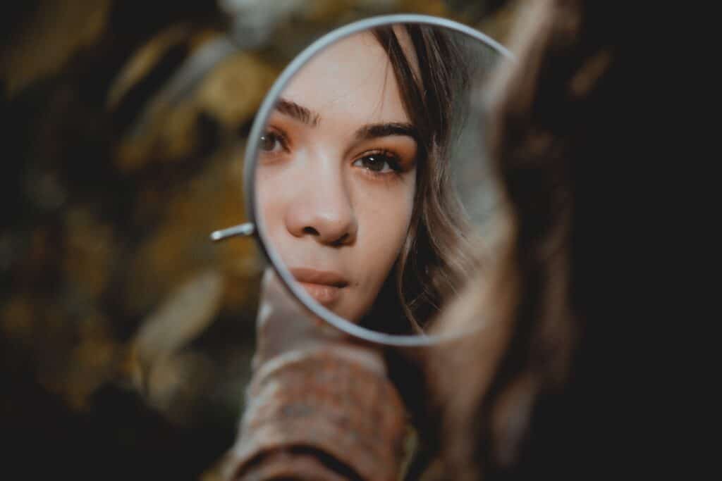vrouw spiegel reflectievragen